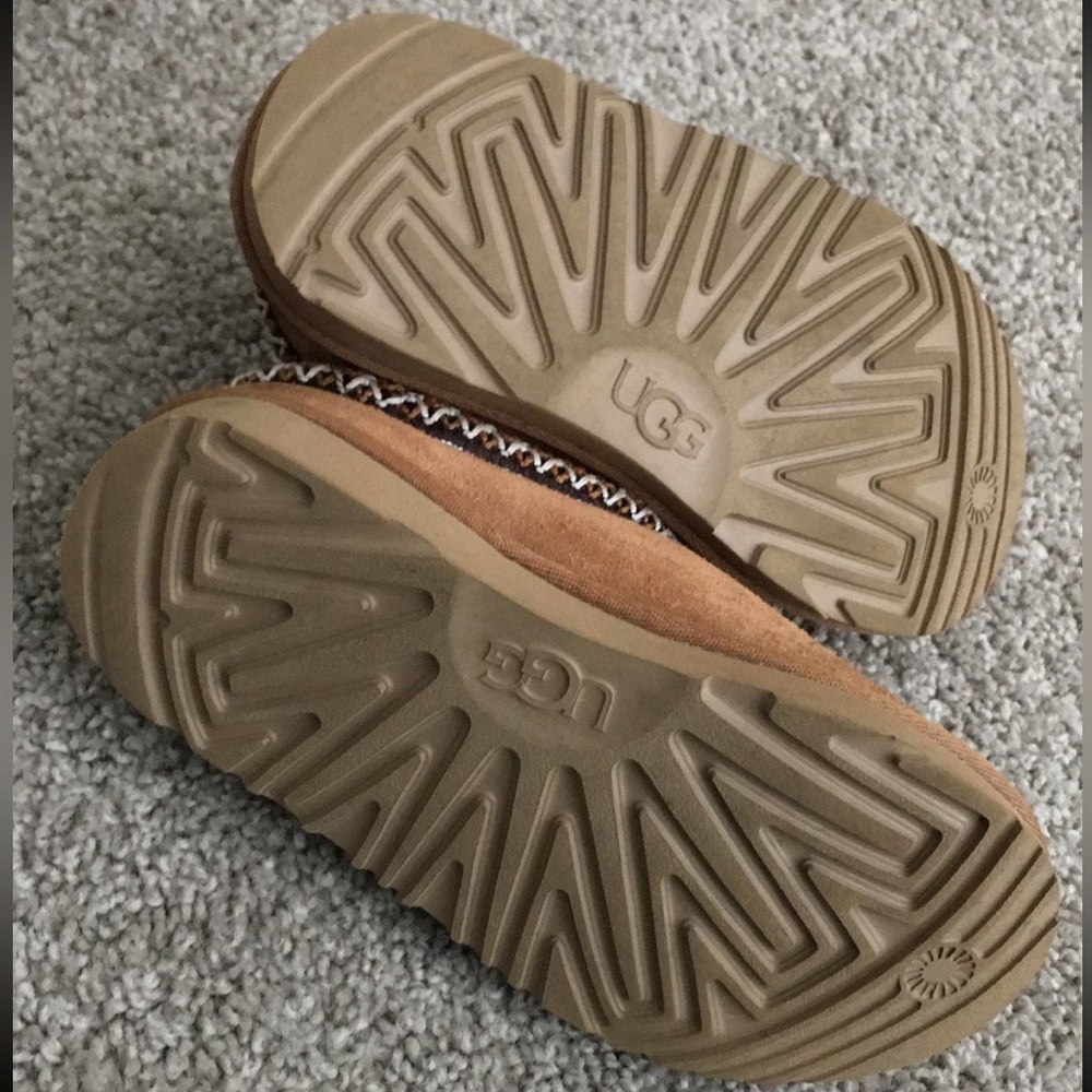 Uggs - Picture 3 of 6